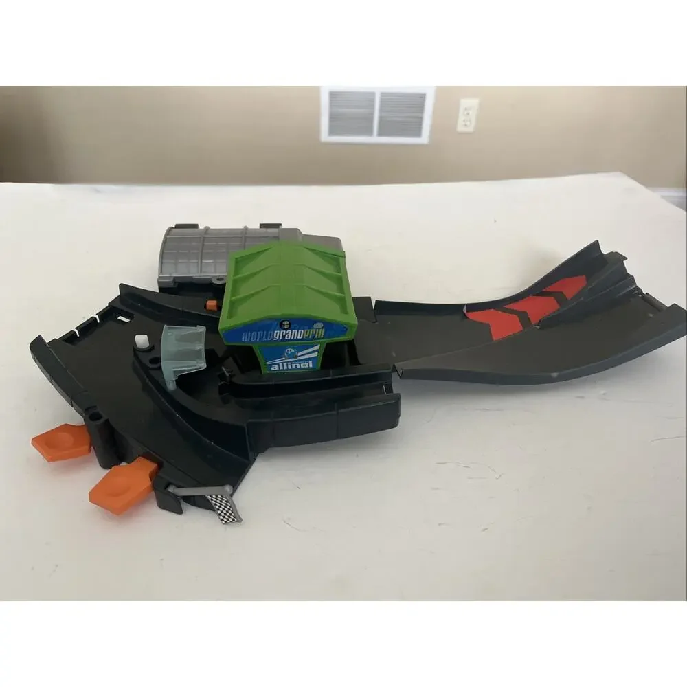 Disney Pixar Cars 2 World Grand Prix Micro Drifters Super Speedway Launcher Plus